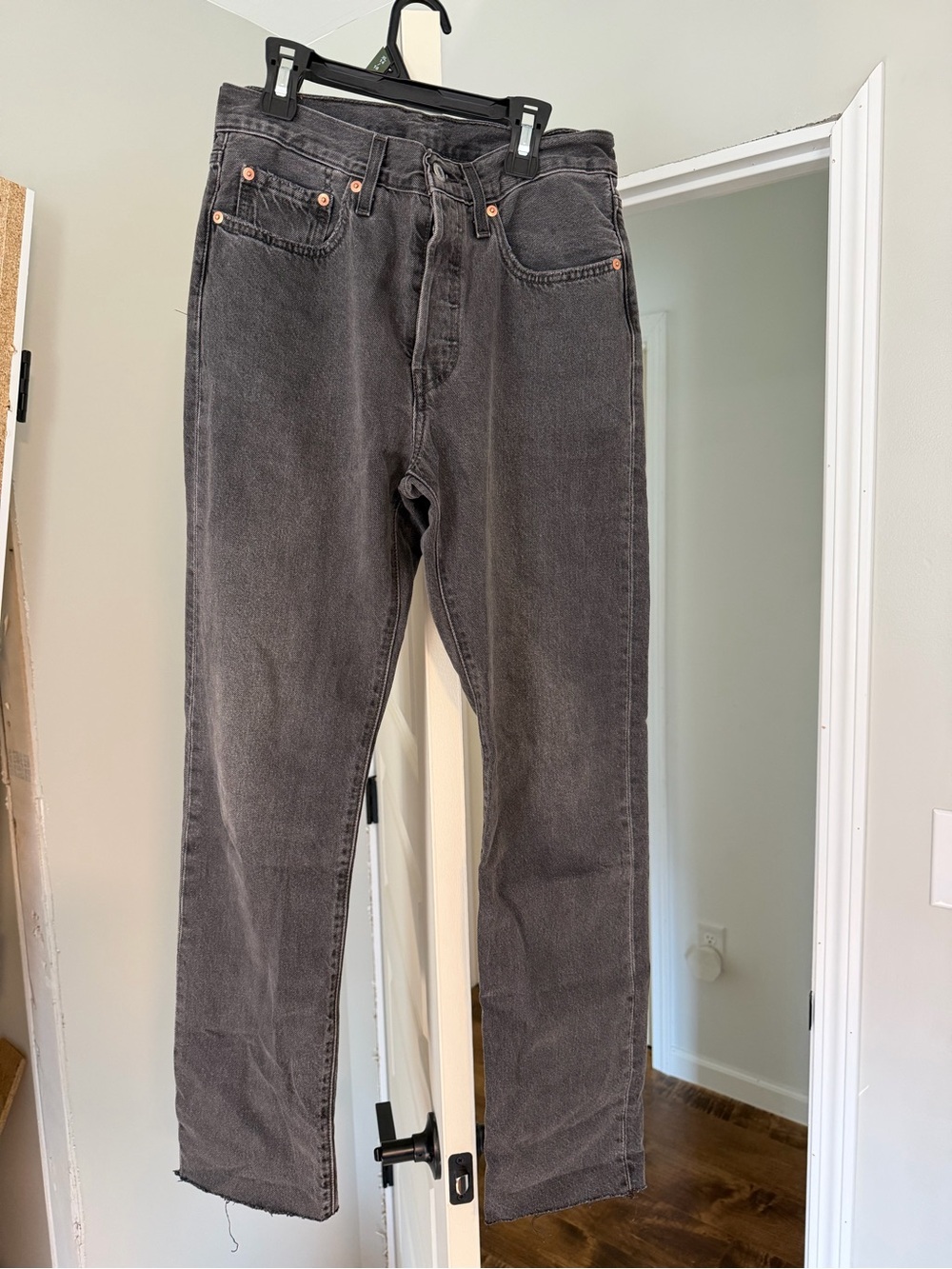 Womens Straight-Leg Levi’s Jeans in Charcoal Gray